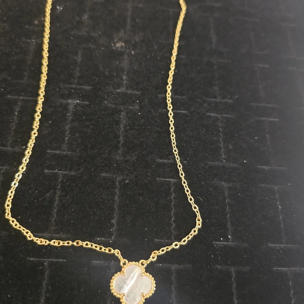Elegant L'azurde Gold Necklace with Mother of Pearl Pendant